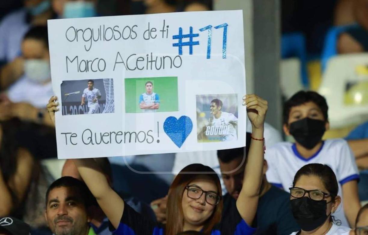 La bella novia del goleador hondureño, Marco Aceituno, llegó con una pancarta de apoyo al 11 del equipo catracho.