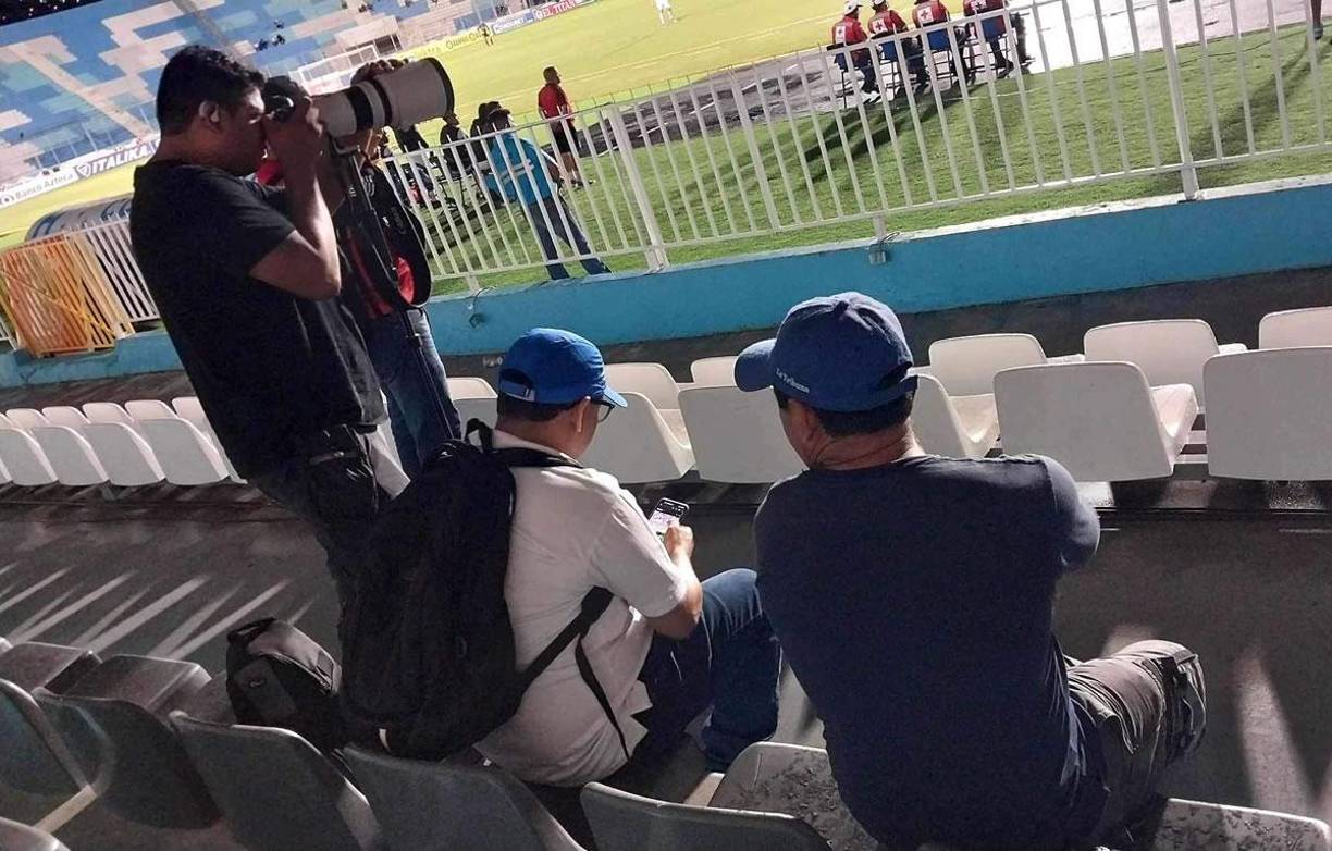 El departamento de prensa del Olimpia le faltó el respeto a los fotógrafos que cubrieron el clásico. Tras el gol del Marathón, el encargado de prensa los sacó del terreno de juego por salir a buscar una mejor posición para sus fotografías. ¡Lamentable!