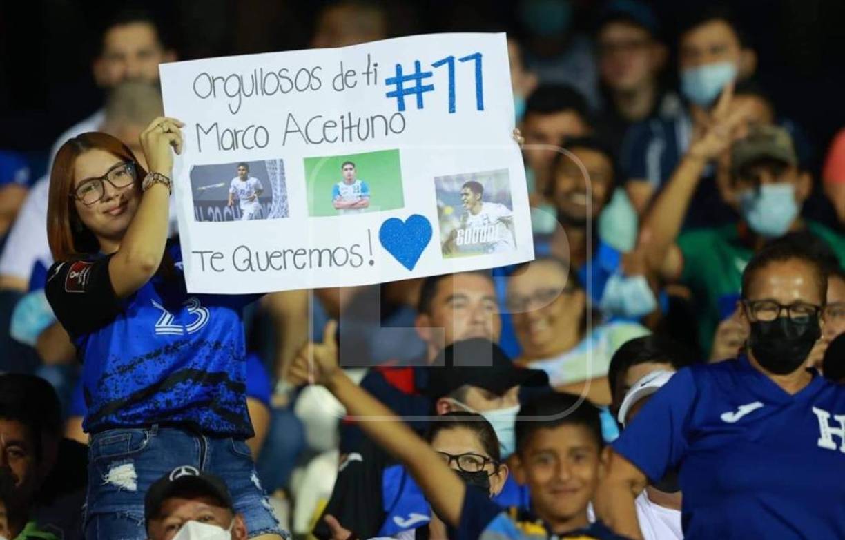 Daniela, novia de Marco Aceituno atraía las miradas en las graderias.