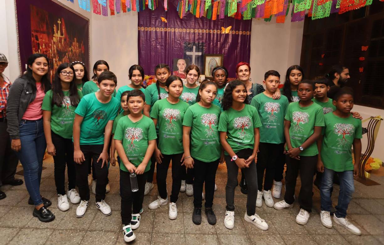 Niños del programa educativo Paso a Paso se hicieron presentes. 