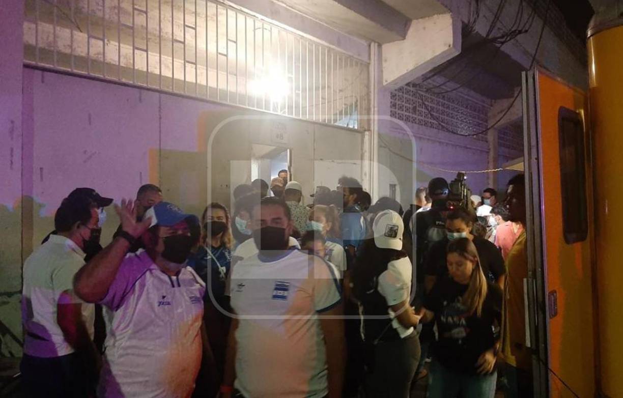 La filas para entrar al eestadio Morazán son extensas aún con el juego ya iniciado.