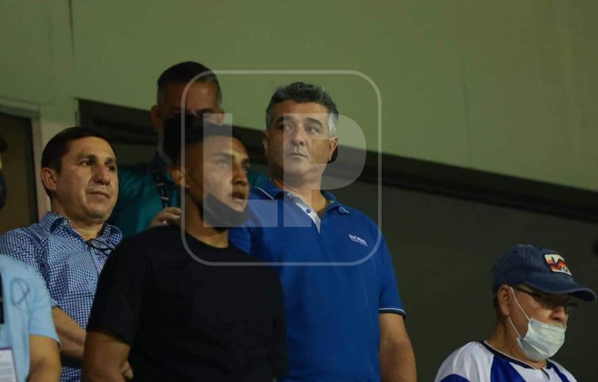 El técnico de la Selección mayor de Honduras está en uno de los palco viendo el juego.