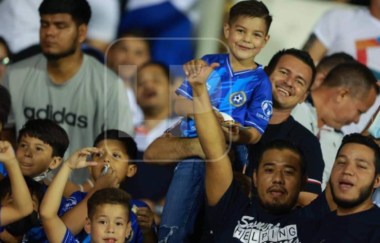 Padres e hijos quieren ser parte de este historíco encuentro que le puede dar a los nuestros la clasificación al Mundial de Indonesia 2023.