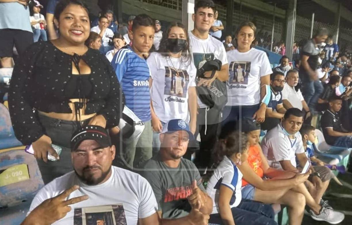 Los familiares del jugador de la Sub-20, Jeyson Contreras, hicieron el viaje desde San Juan Pueblo, Atlantida, para apoyar al lateral de la Mini H.