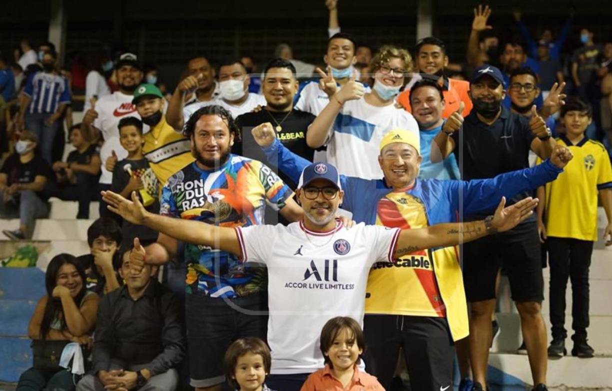 Ambientazo el que se está viviendo en el estadio Morazán. La afición no dejó sola a la Mini H.