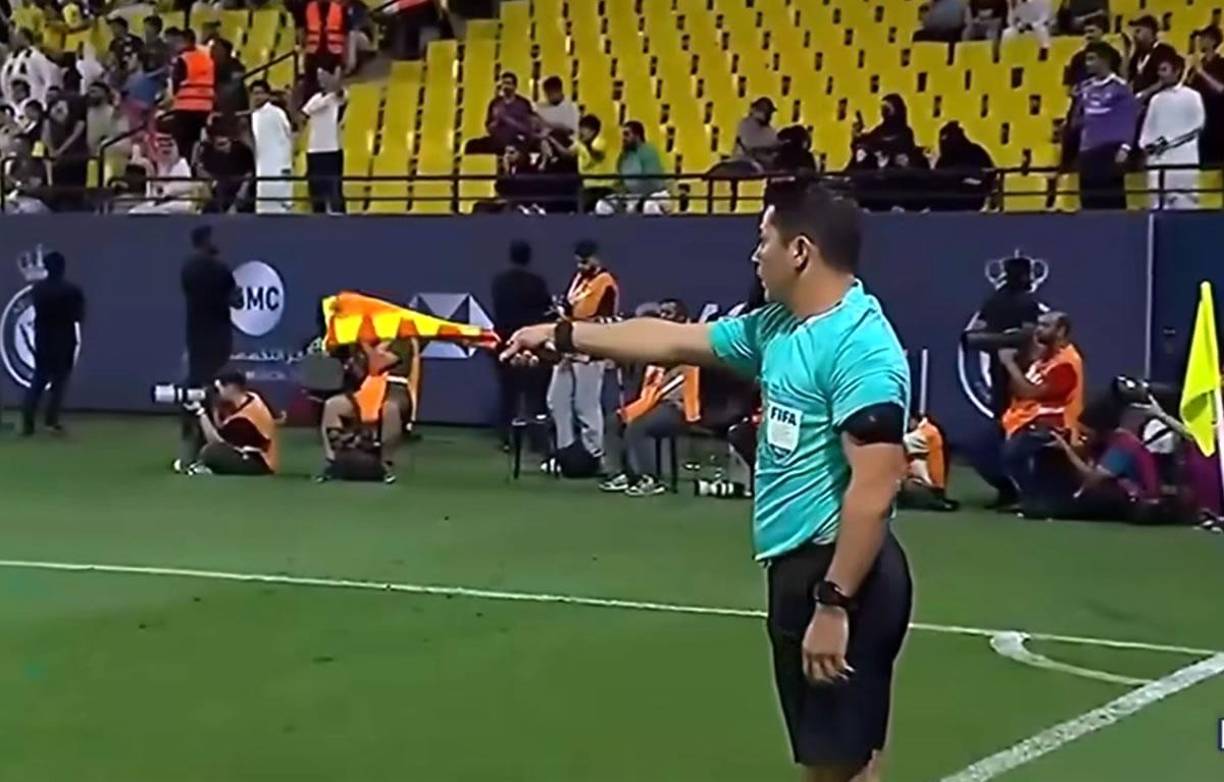 El otro árbitro asistente hondureño que estuvo en el partido, Walter López, levantó su banderín señalando un fuera de juego de Cristiano Ronaldo en los primeros minutos del compromiso.