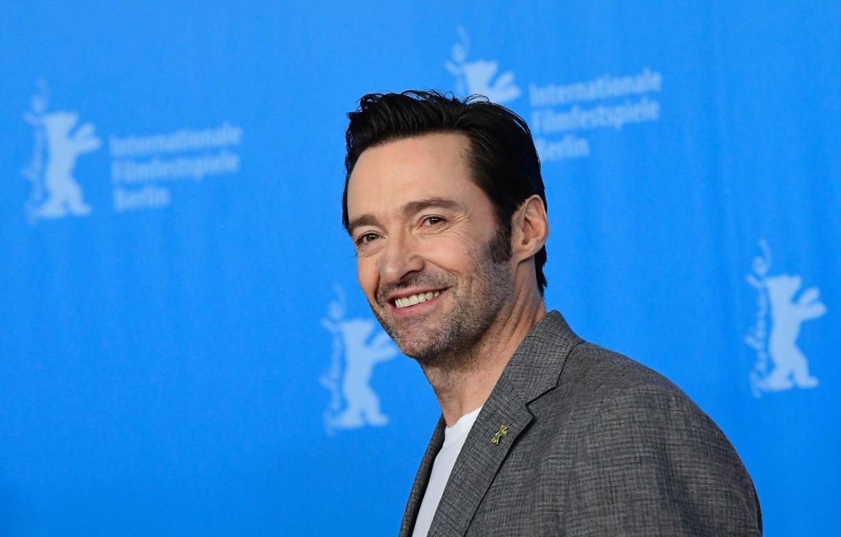 Hugh Jackman reveló que tiene Covid-19, por lo que no podrá seguir participando en la obra de Broadway The Music Man. El actor australiano de 53 años anunció un video a través de sus redes sociales confirmando que se contagió de coronavirus. “Sólo quería que lo escucharan de mí. Di positivo a Covid. ¡Síntomas leves y ganas de volver al escenario lo antes posible! Enviando amor para un feliz y saludable Año Nuevo”, escribió junto a un video donde aparece con cubrebocas. 