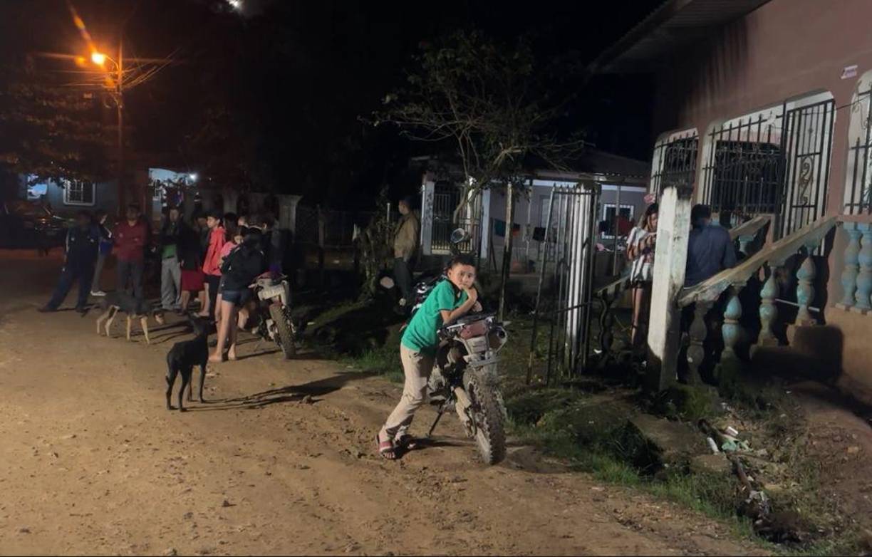 Entonces, corrieron a auxiliarlo, tratando de reanimarlo, ya que estaba inconsciente. 