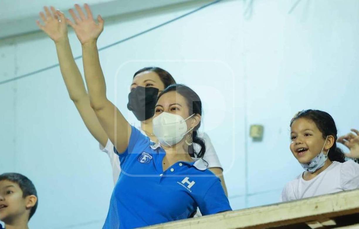 Las mujeres lucieron alegres y motivadas en el estadio Francisco Morazán.