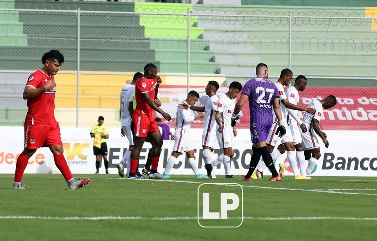 El lamento de los jugadores de la Real Sociedad tras el gol de José Mario Pinto para el 1-0 del Olimpia.