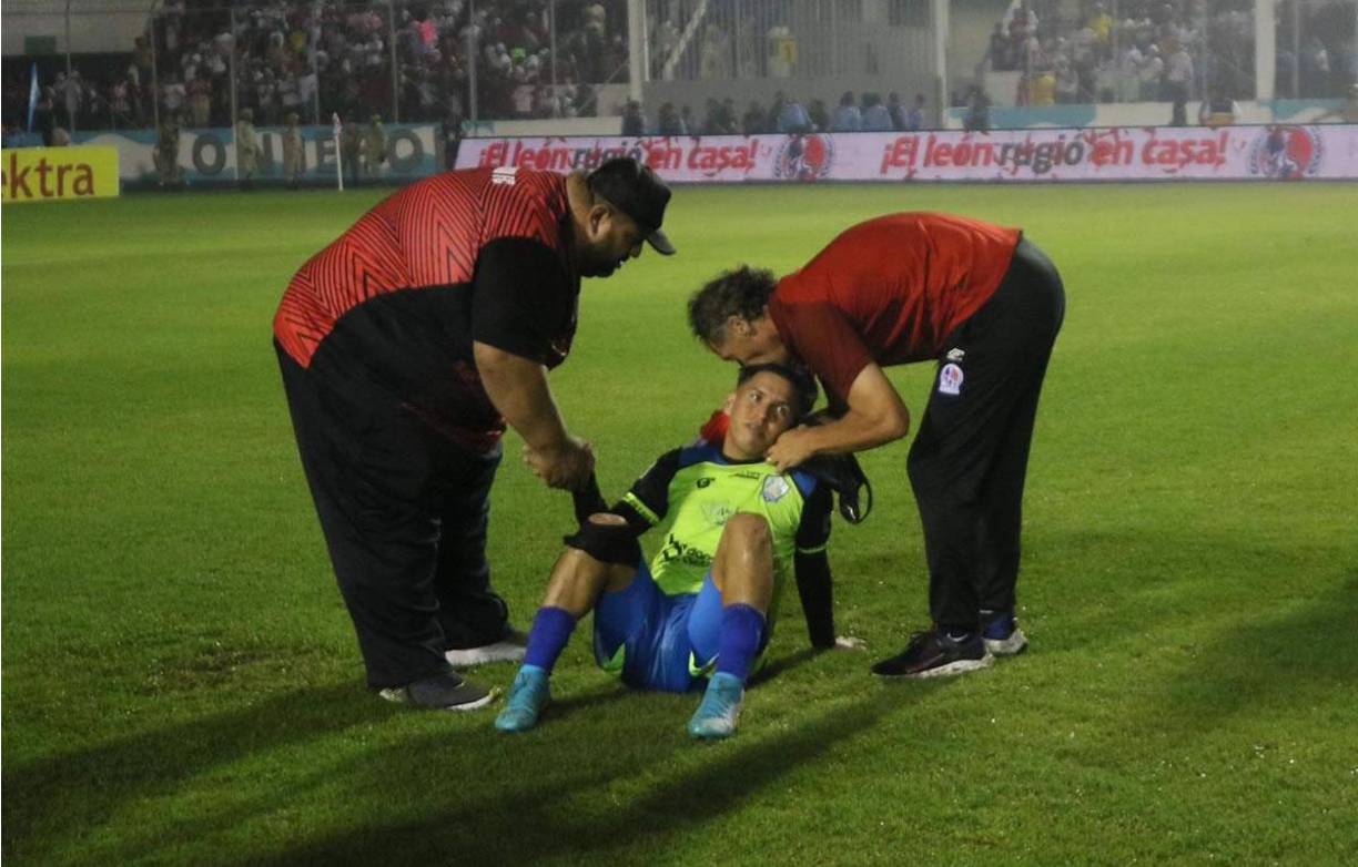 El gran gesto de Pedro Troglio. El entrenador argentino consolando a Henry Gómez tras el partido.