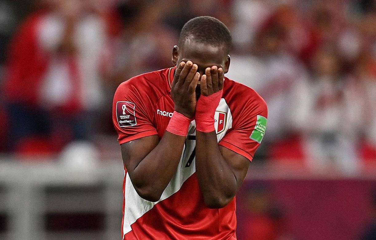 Luis Advíncula se lleva las manos a la cara tras fallar su penal en la tanda contra Australia.