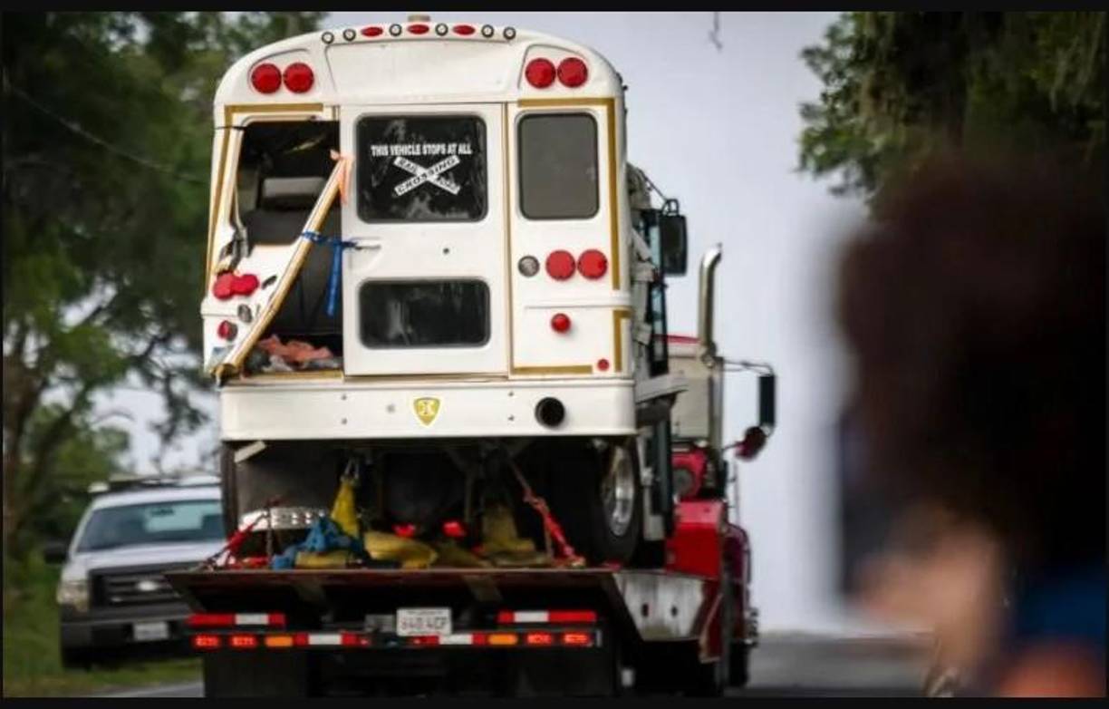 La camioneta chocó contra un costado del autobús, provocando que se saliera de la carretera cerca de las 6:40 a.m. Se estrelló contra una cerca, un árbol y luego se volcó. 