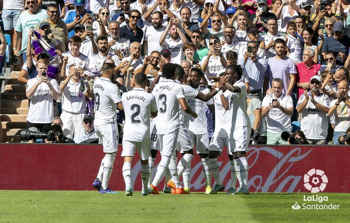 Vinicius festejó con sus compañeros el golazo y al fondo la afición del Real Madris también celebró.