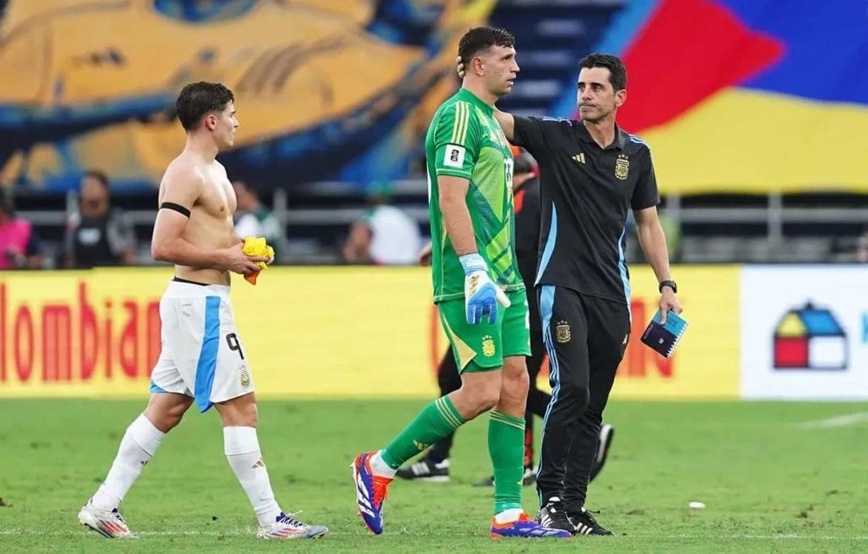 ‘Dibu’ Martínez abandonó el estadio con cara de pocos amigos por la derrota de Argentina ante Colombia.