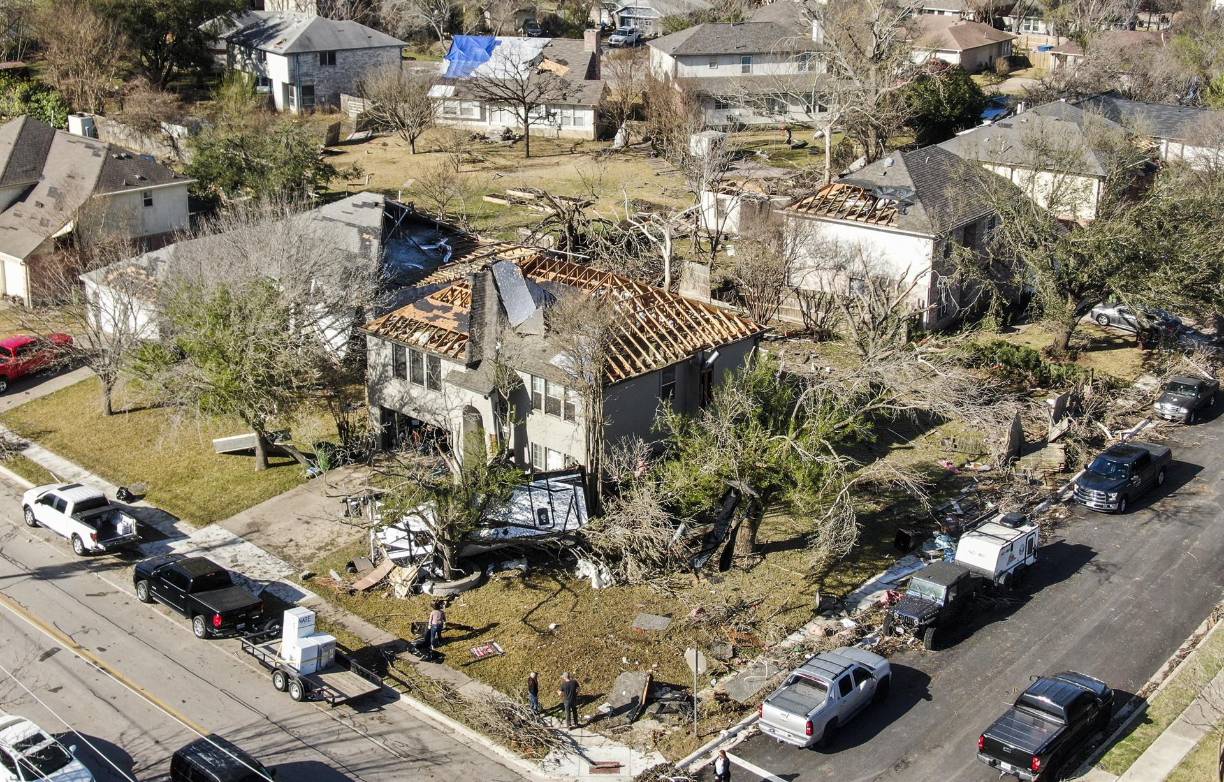 Según la cuenta preliminar del Centro de Predicción de Tormentas, de la Administración Nacional de Océano y Atmósfera (NOAA, en inglés), desde el pasado fin de semana se han presentado más de cinco docenas de informes de tornados desde Oklahoma hasta Mississipi, Louisana y Alabama.
