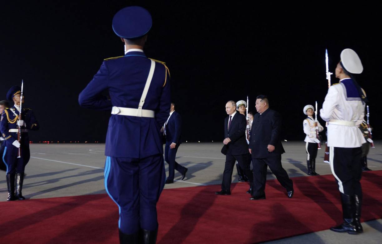 Seguidamente, ambos avanzaron sobre una alfombra roja y revistaron una guardia de honor integrada por efectivos de los tres ejércitos de Corea del Norte y Putin saludó a algunos de los presentes.