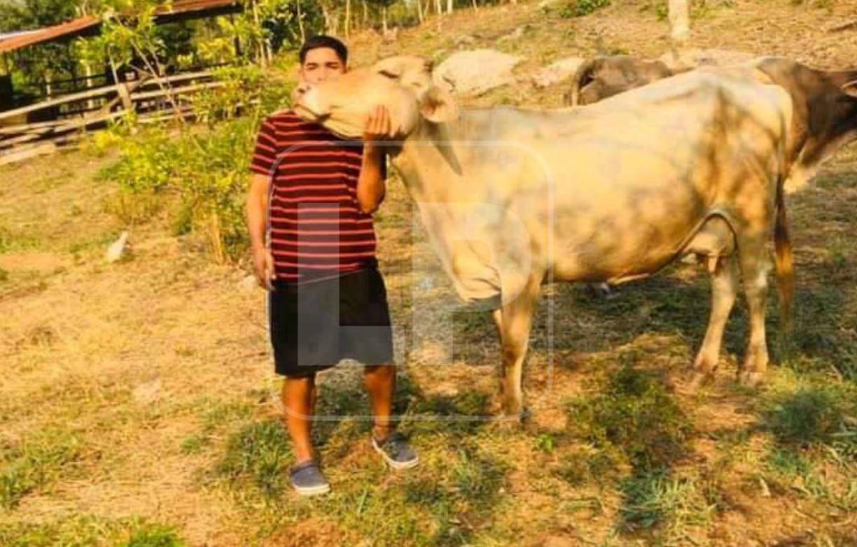 Aceituno se crió entre la ganaderia y el trabajo al lado de su padre.