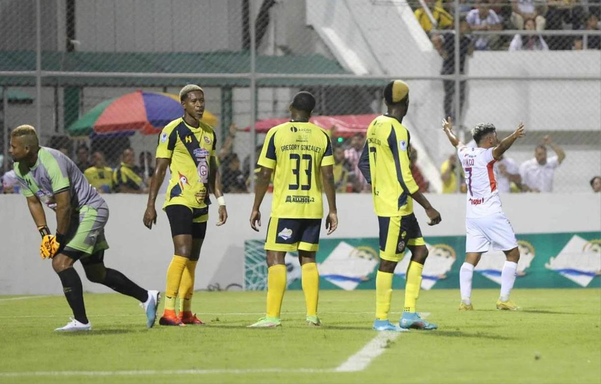José Mario Pinto celebrando su gol que le dio el triunfo al Olimpia contra el Génesis en Comayagua.