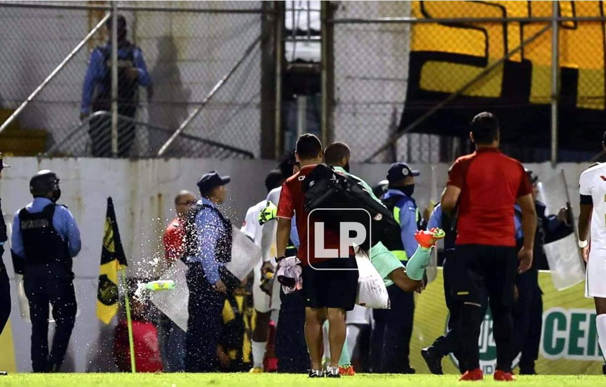 Al final del partido, algunos aficionados del Real España le lanzaron objetos al plantel del Olimpia cuando salían del campo. La Policía Nacional protegió a los jugadores.