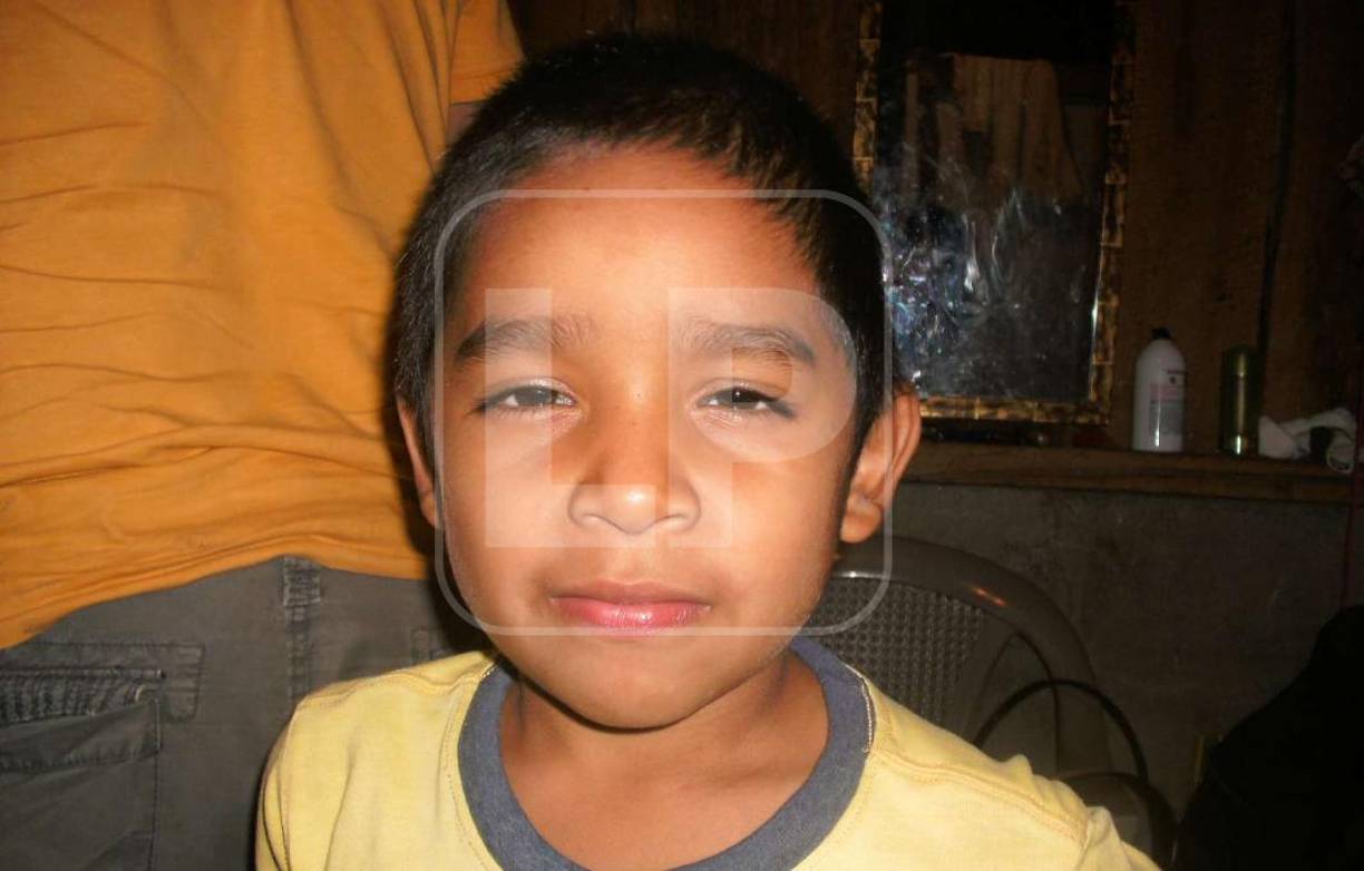 Ambos quedaron llenos de tristeza y fue Karl Roland, al verlos cabizbajos cerca del portón principal, que les dijo que tenía un espacio para verlo jugar entre más de 30 niños.