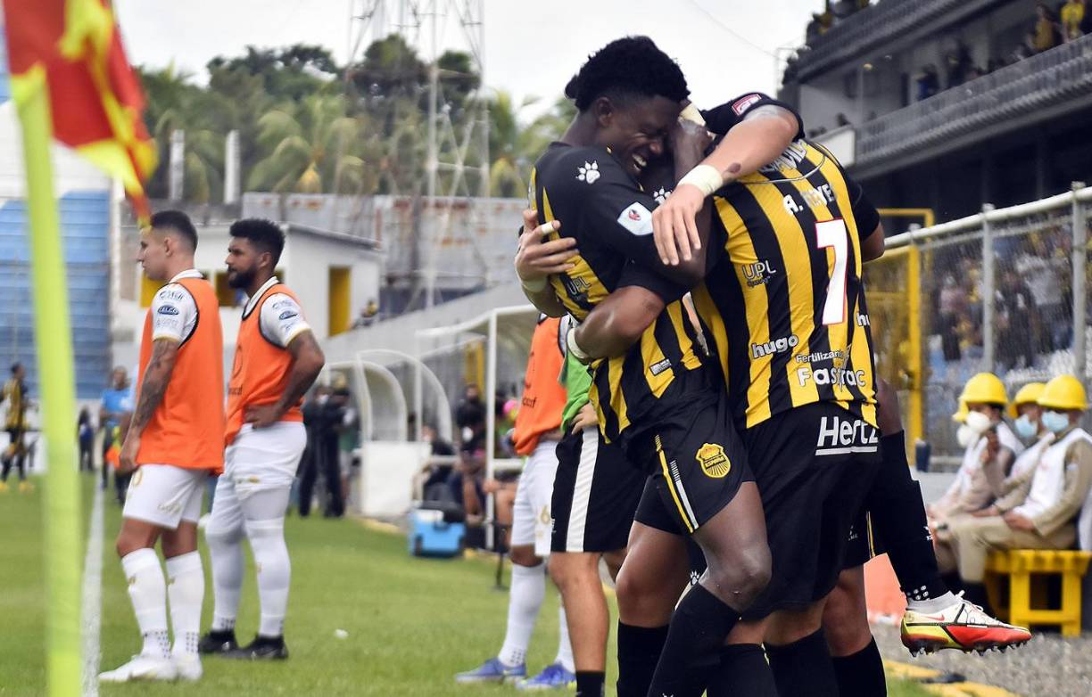 El festejo de los jugadores del Real España tras el gol de José Alejandro Reyes.