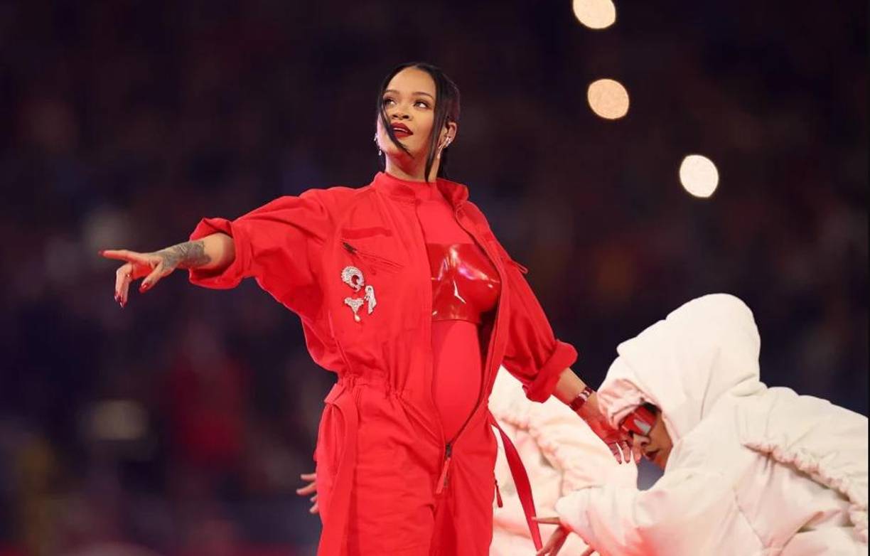 <b>7. RIHANNA, PROTAGONISTA DE LAS ACTUACIONES MUSICALES</b>Rihanna, que regresó para actuar en el descanso de la última Super Bowl tras seis años sin ofrecer espectáculos en directo, estará también en los Óscar interpretando la canción “Lift Me Up”, de la película “Black Panther: Wakanda Forever”, nominada este año.En la parte musical de la ceremonia también participarán Lenny Kravitz, con un homenaje a los miembros de la industria del cine fallecidos este curso; la artista pop Sofia Carson; el cantante y guitarrista David Byrne, o la cantautora y compositora Diane Warren.