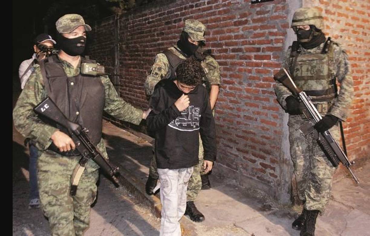 En 2010, el ejército detuvo a un chico de 14 años apodado “El Ponchis”. Dijo que lo habían secuestrado a los 11 años y obligado a trabajar para el Cartel del Pacífico Sur, un grupo escindido de la organización delictiva de los Beltrán Leyva. El adolescente dijo haber participado en al menos cuatro decapitaciones.