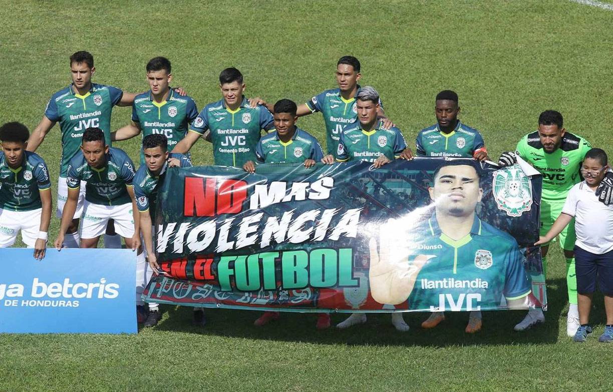 Los jugadores del Marathón con la pancarta en donde condenaban los actos violentos luego que el pasado fin de semana tres aficionados del club murieron en Tegucigalpa tras el clásico ante Motagua.