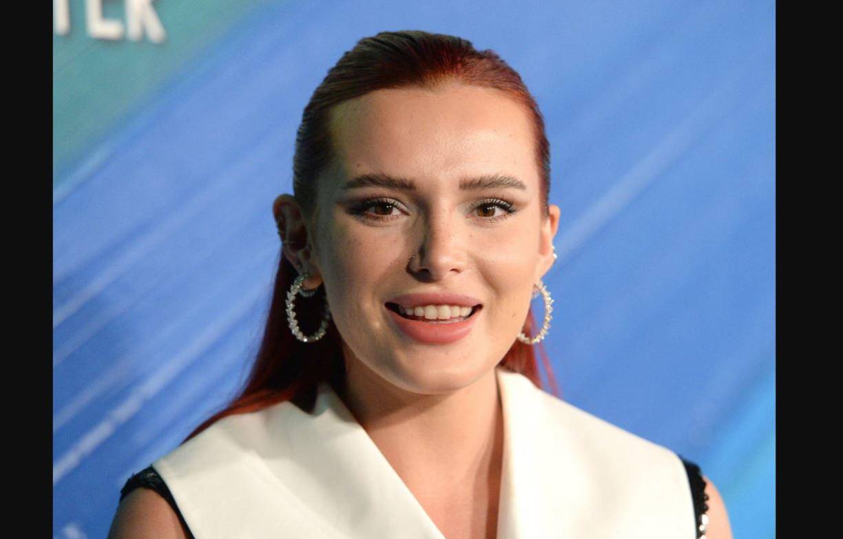 “El estilista con el que estaba trabajando me puso una cadena en el cuerpo. ¿No sé? No me importa. Había un fan y me sacaron una foto en la playa. Casi me despiden”, rememoró la actriz.