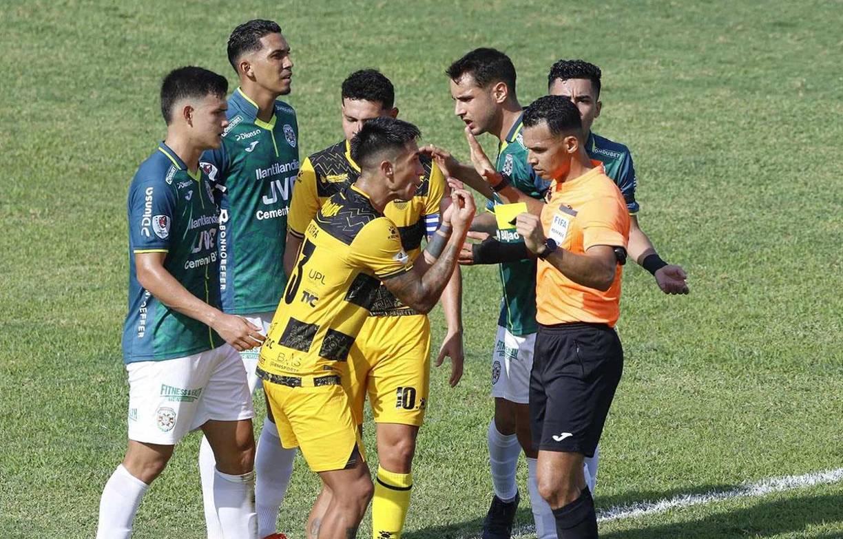 Juan Vieyra se le fue con todo al árbitro Nelson Salgado ya que pedía la tarjeta roja para André Orellana. 
