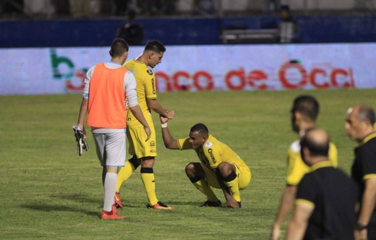 Rony Martínez recibió el respaldo de sus compañeros al final del partido.