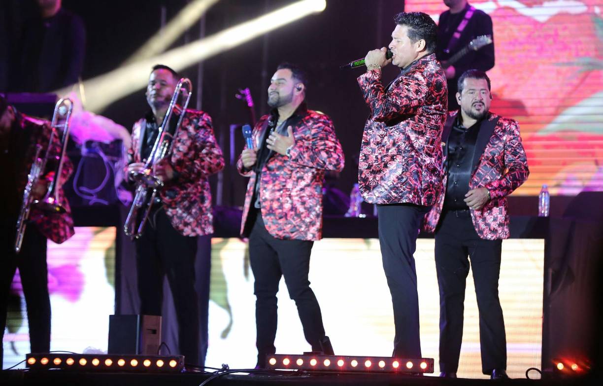 Cerca de dos horas de incansable lluvia no fueron impedimento para que miles de hondureños se aglomeraran en el Estadio Chochi Sosa de la capital en el regreso de la Banda MS, que en esta tercera ocasión hizo parada en medio de su “20 años tour”.Fotos: David Romero. Texto: Melissa López. 