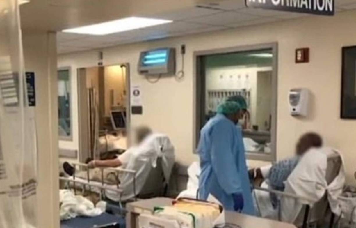 El Brookdale Hospital Medical Center de Brooklyn tiene a decenas de pacientes en los pasillos ante la falta de espacio en otras salas por el alto número de ingresos de personas en estado grave.