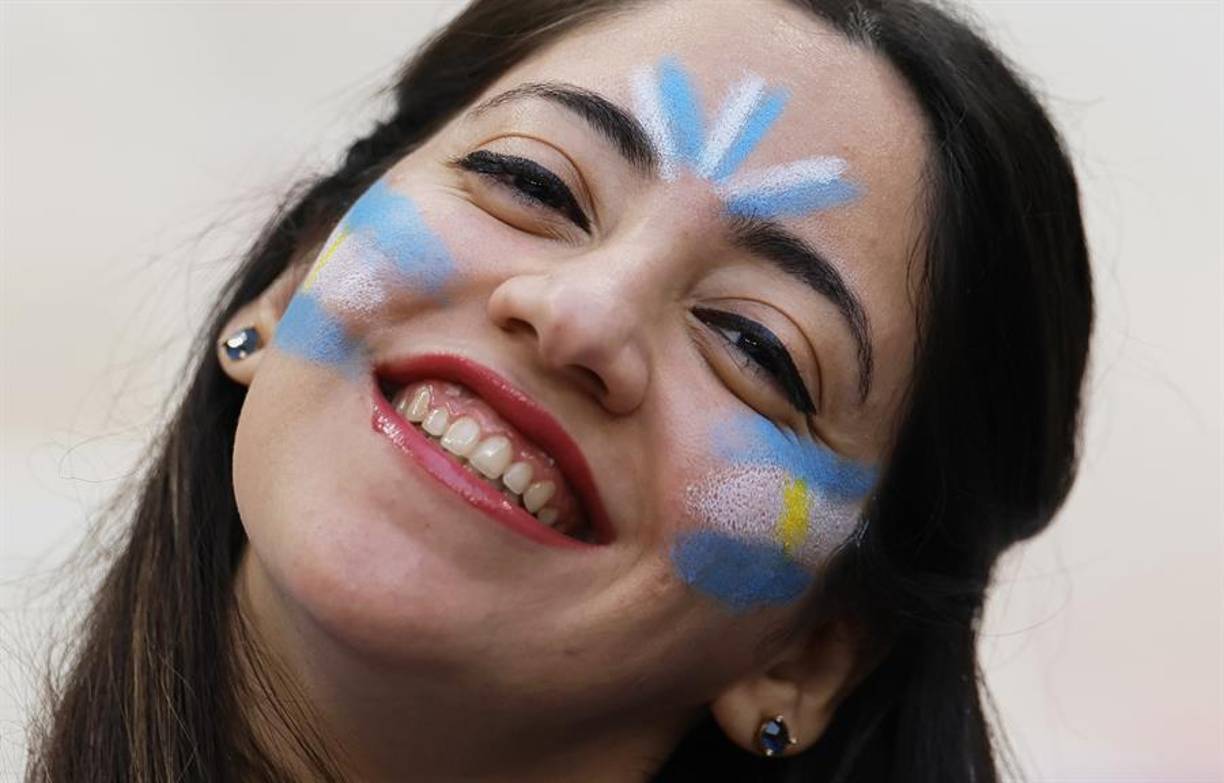 Gesto de Antonela y hondureño presente en el Argentina-Francia