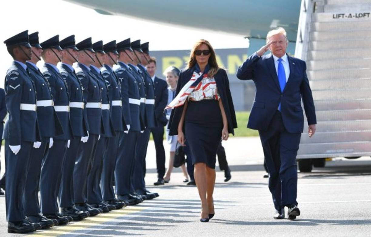 Melania, sin embargo, rindió homenaje al Reino Unido con su atuendo al aterrizar en Londres. La primera dama lució una camisa, acompañada por un pañuelo, de Burberry, marca insignia del diseño británico y una falda lápiz de Gucci.