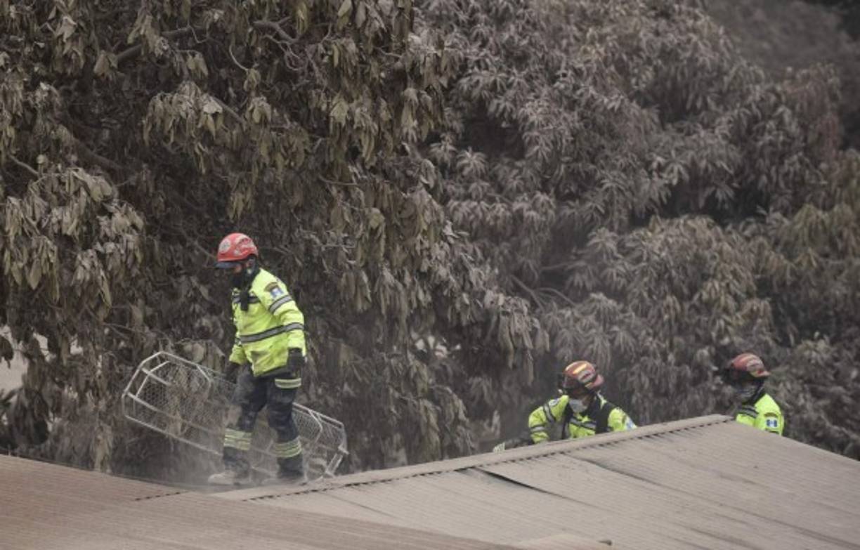 La cifra de desaparecidos es incierta. Las brigadas de rescate levantaban esta mañana con sus propias manos las láminas de los techos en busca de sobrevivientes y a veces se apoyan con palas.