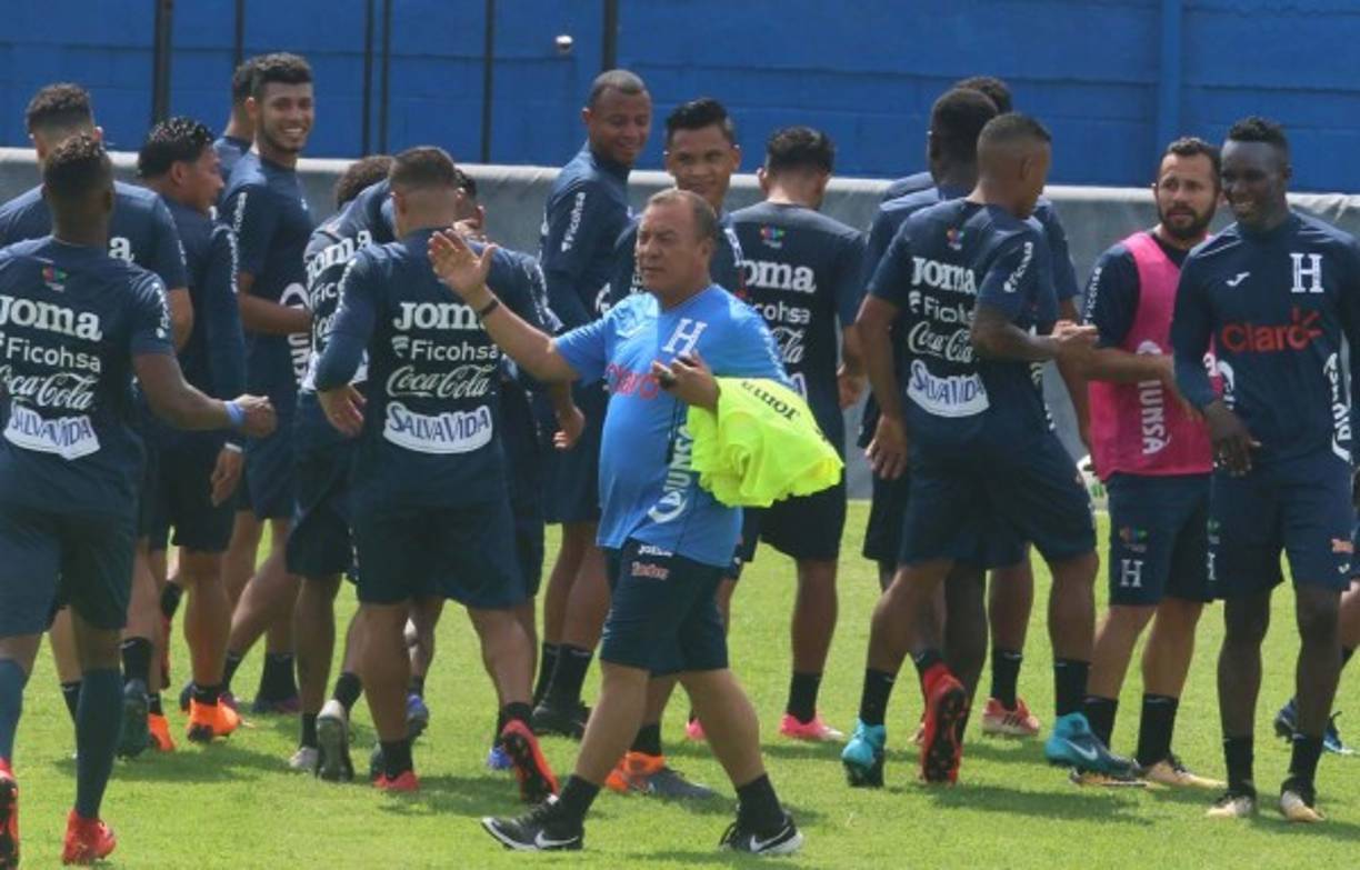 La Selección Nacional de Honduras desarrolló la mañana de este viernes su último entrenamiento y definió el equipo que alineará este sábado en el amistoso contra El Salvador, en el BBVA Compass Stadium de Houston . Respecto a la derrota de 2-0 sufrida ante Corea del Sur, hay siete modificaciones en el 11 titular. El duelo dará inicio a las 6:00pm, hora hondureña.