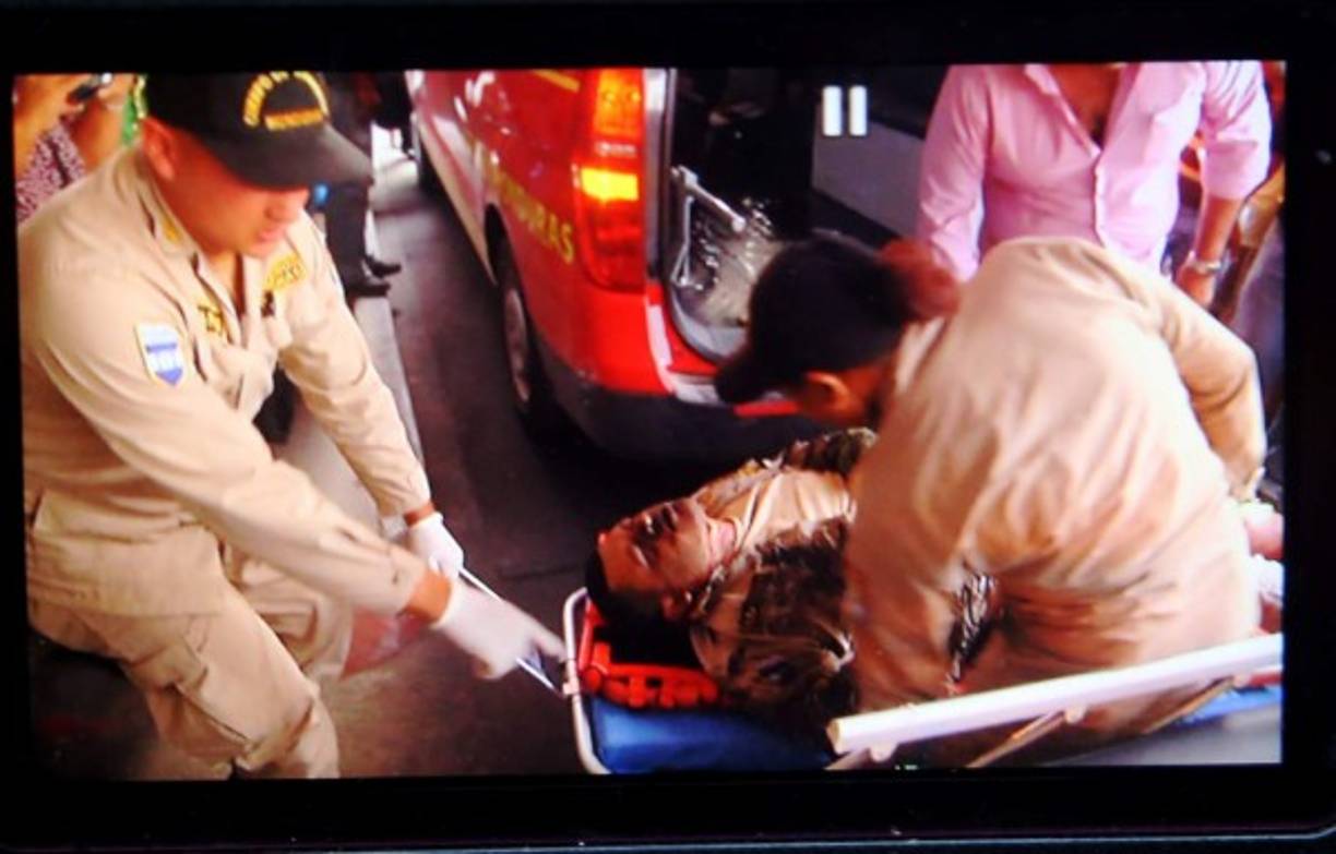 En la imagen, una de las víctimas del siniestro mientras era ingresado al IHSS.