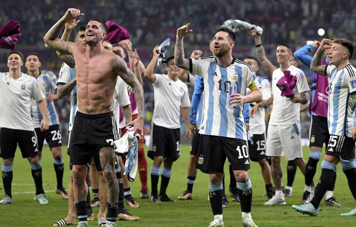 Las imágenes de la celebración de Argentina tras clasificar a cuartos de final del Mundial de Qatar 2022 después del triunfo sobre Australia. Antonela Roccuzzo se robó las miradas en el Ahmad Bin Ali Stadium y Messi protagonizó una pelea con un rival.