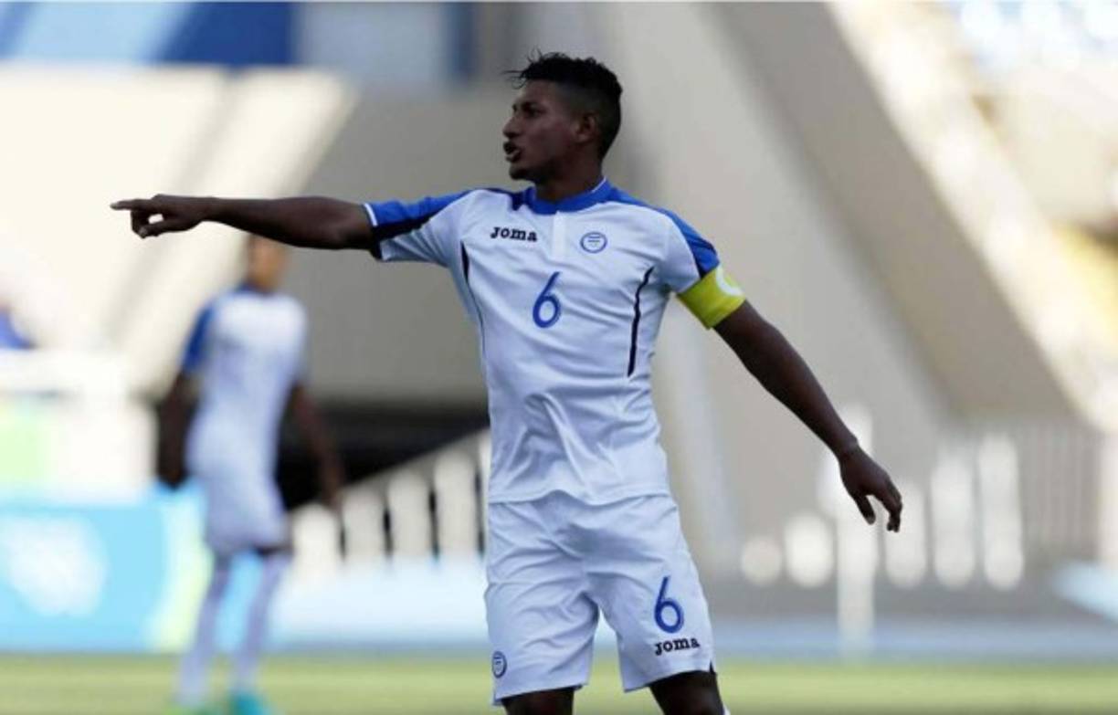 Bryan Acosta: Es otro de los mediocampistas de contención, hará pareja en el centro del campo con Alfredo Mejía. Juega en el Tenerife de la segunda división de España.