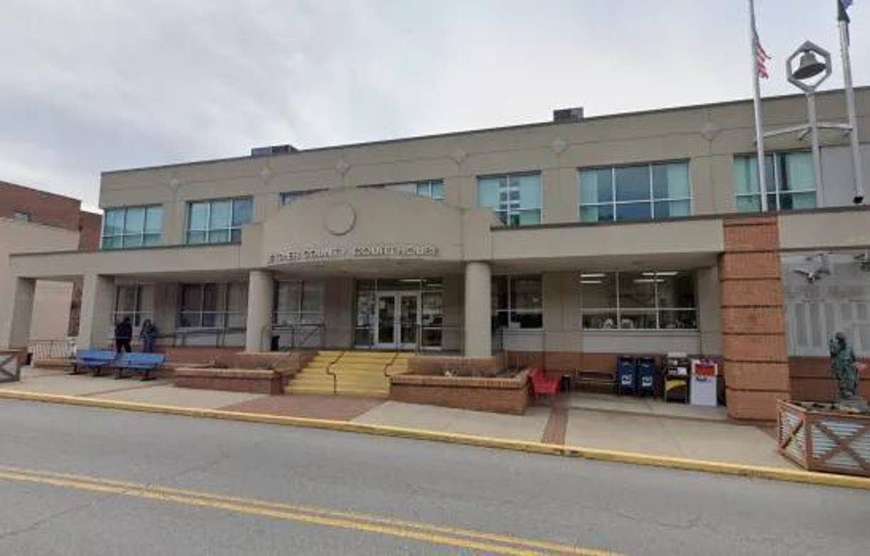 Capturan a policía tras asesinar a juez en un tribunal de Kentucky