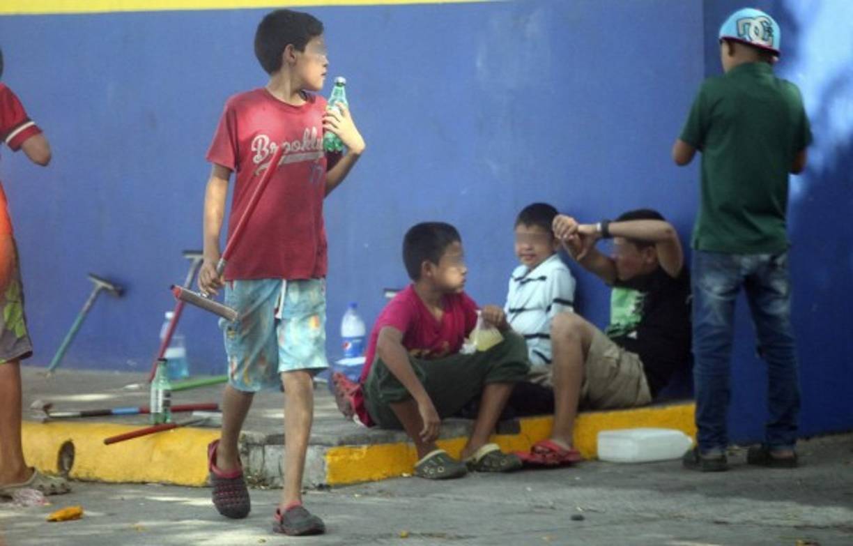 El código de la niñez y la adolescencia de Honduras también contempla sanciones por maltrato que puede ser por omisión, por supresión o por transgresión.