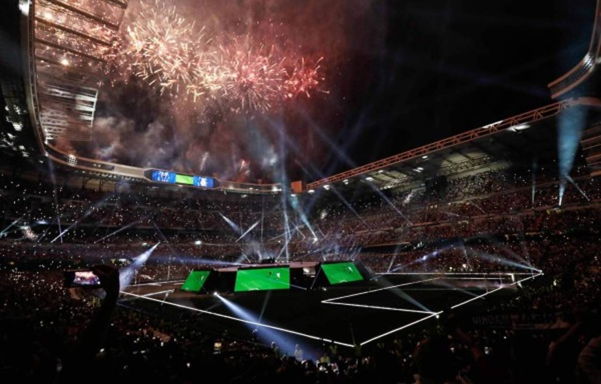 <br/>Una exhibición de luz y sonido completó un día intenso de actos para la plantilla del Real Madrid, que culminó su recorrido festivo en el Santiago Bernabeu, de donde había partido cinco horas antes para pasear la Orejona por las sedes de la Comunidad, del Ayuntamiento y de la Plaza de Cibeles, cuya diosa fue engalanada con una bufanda y una bandera del equipo por los capitanes Sergio Ramos y Marcelo. Tal y como manda la tradición. AFP PHOTO / OSCAR DEL POZO