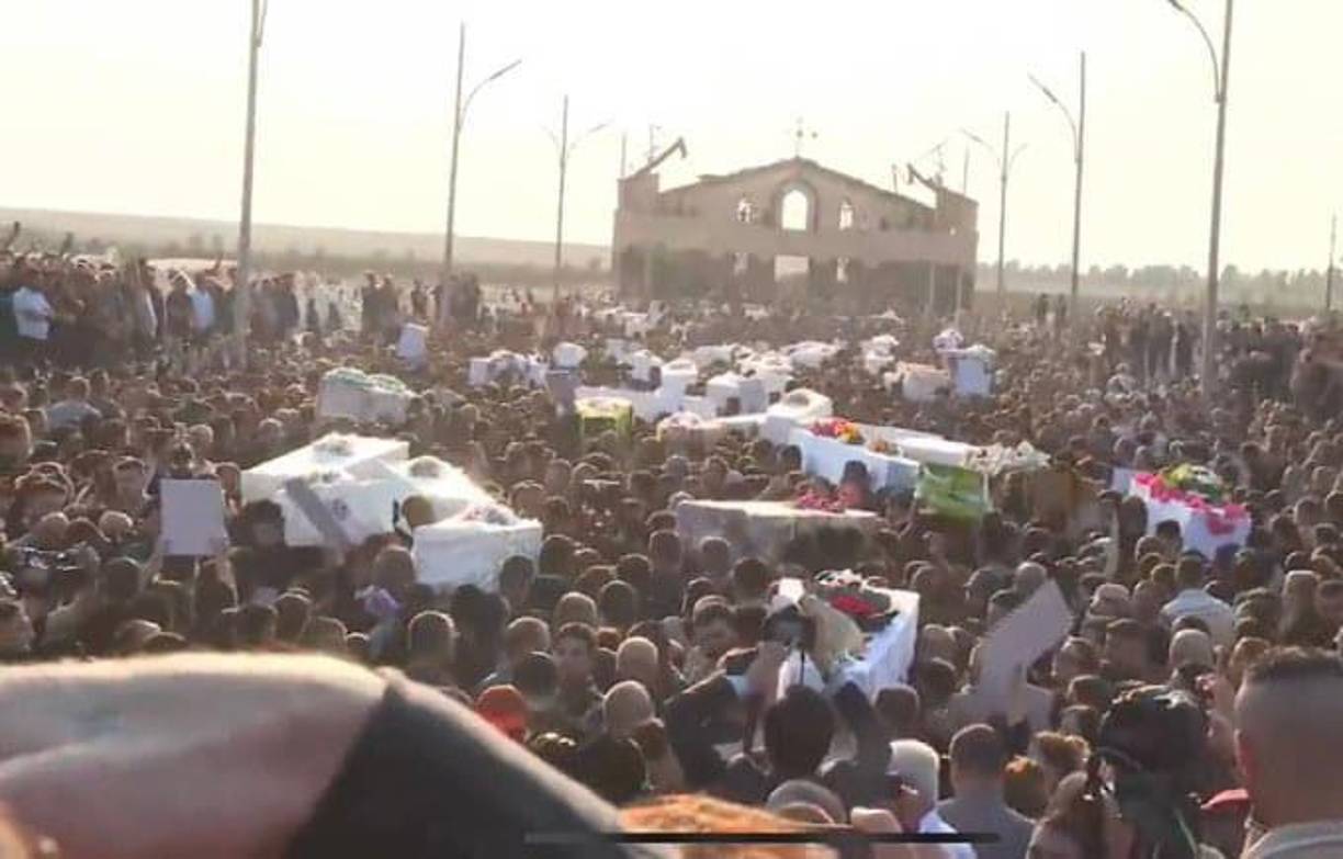 “La alegría y la felicidad se convirtieron en muerte y tristeza de repente, cuando el fuego se propagó rápidamente y lo quemó todo”, aseguró a EFE Hanna Korkes, uno de los asistentes a la boda celebrada en la sala de fiestas Al Haitham Hall.