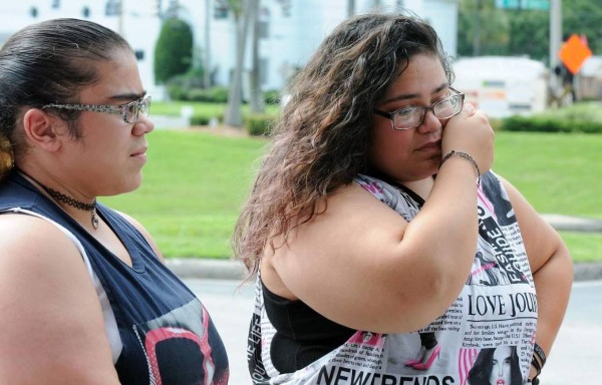 Familiares de una de las víctimas en las cercanías del pub.