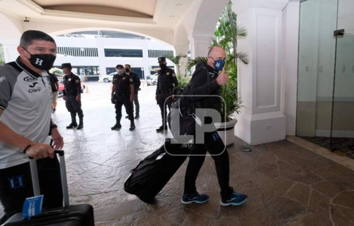 El selecconador de Honduras, Fabián Coito, saludando a su llegada al hotel de concentración.