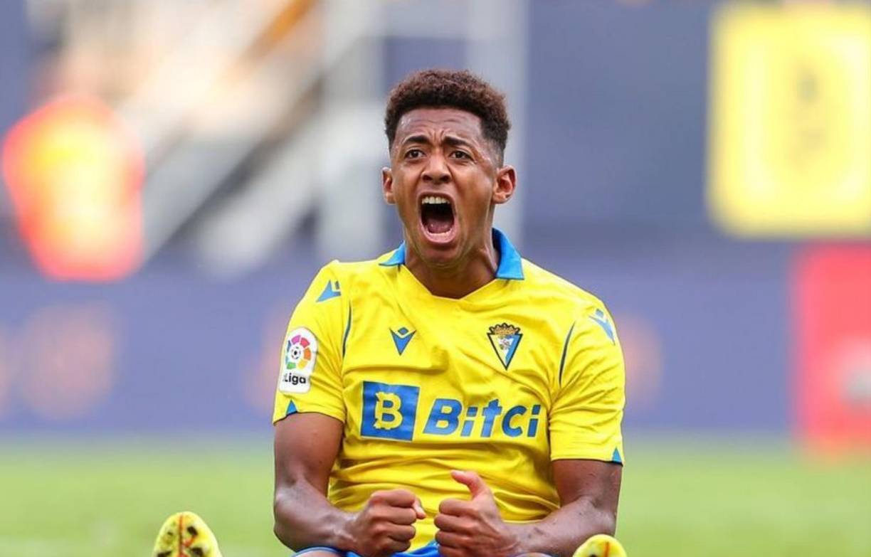 Antony Choco Lozano atraviesa por un duro momento ya que además de perder la titularidad en el Cádiz, la afición del club español han reaccionado molesta con el hondureño. 