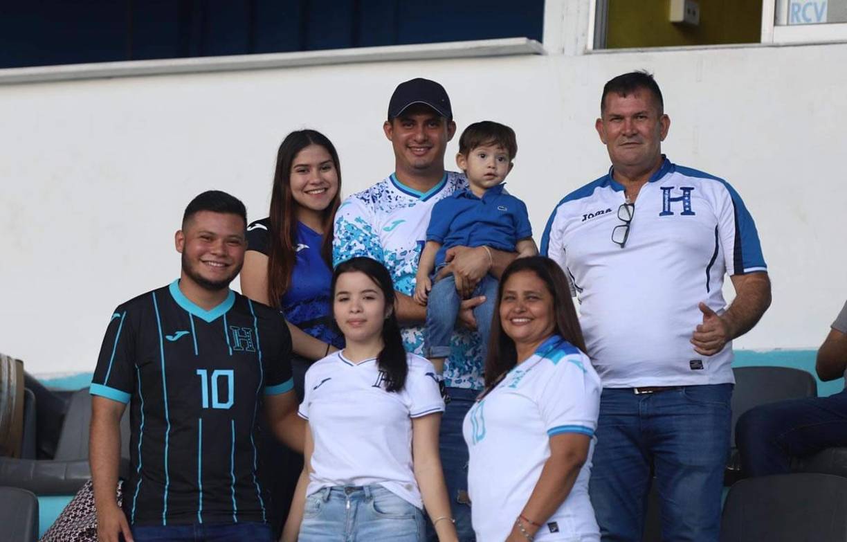 Estos aficionados llegaron desde muy temprano al estadio Nacional Chelato Uclés para disfrutar de la previa del partido.
