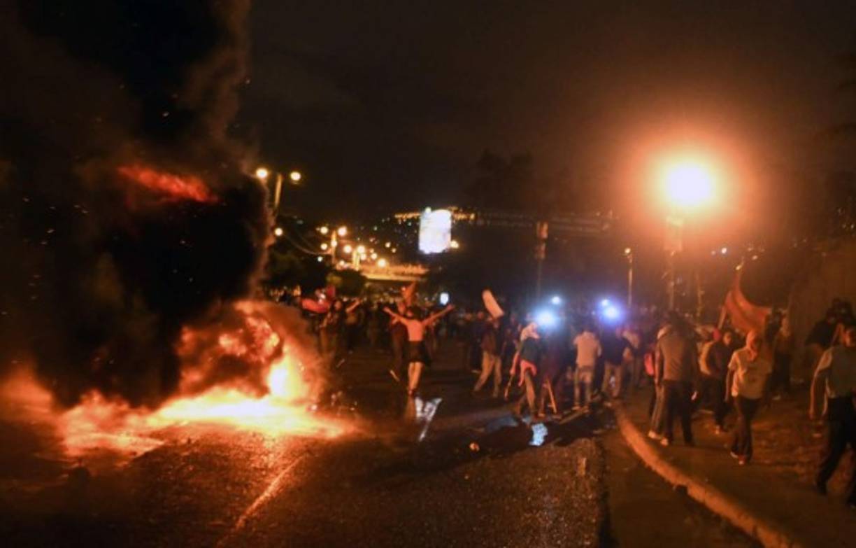 Los seguidores del Partido Libertad y Refundación (Libre) y del candidato de la Alianza de Oposición, Salvador Nasralla, quemaron llantas en el bulevar Fuerzas Armadas de Tegucigalpa. AFP